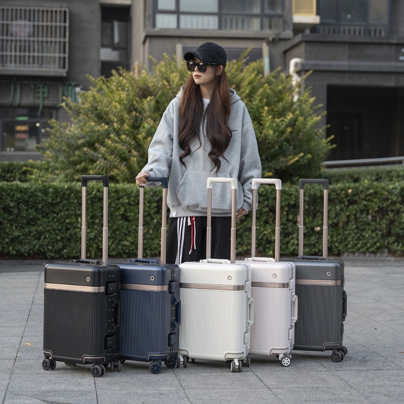 حقيبة سفر بعجلات دوارة مقاس 20 - مراجعة Aluminum Frame Carry On Luggage وسعره